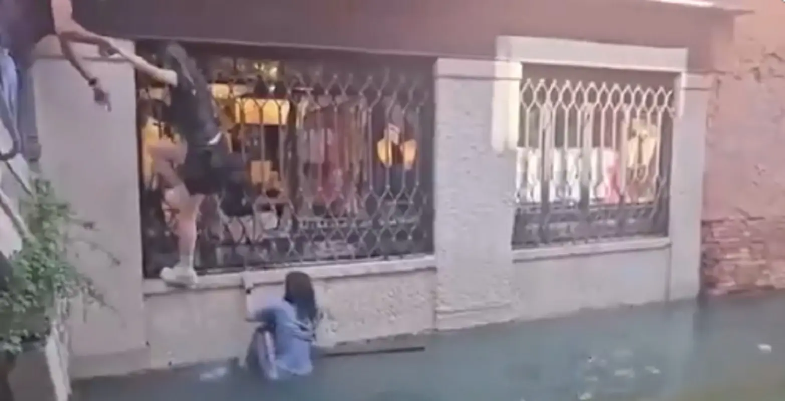 Venezia, turisti fanno selfie e la gondola si ribalta: bagno imprevisto per tutti Venezia, turisti fanno selfie e la gondola si ribalta: bagno imprevisto per tutti