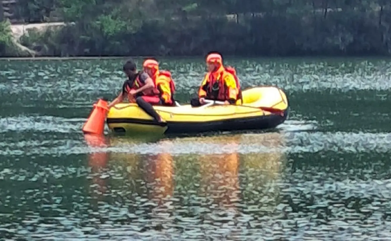 Il 21ennne Mohamed Abdelgaoui è morto annegato nel lago Sinizzo
