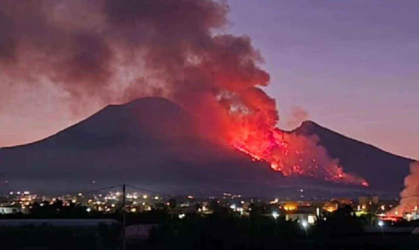 Vesuvio, 400 ettari in fiamme: ‘Patrimonio devastato, evitare escursioni’, possibile incendio doloso Vesuvio, 400 ettari in fiamme: ‘Patrimonio devastato, evitare escursioni’, possibile incendio doloso