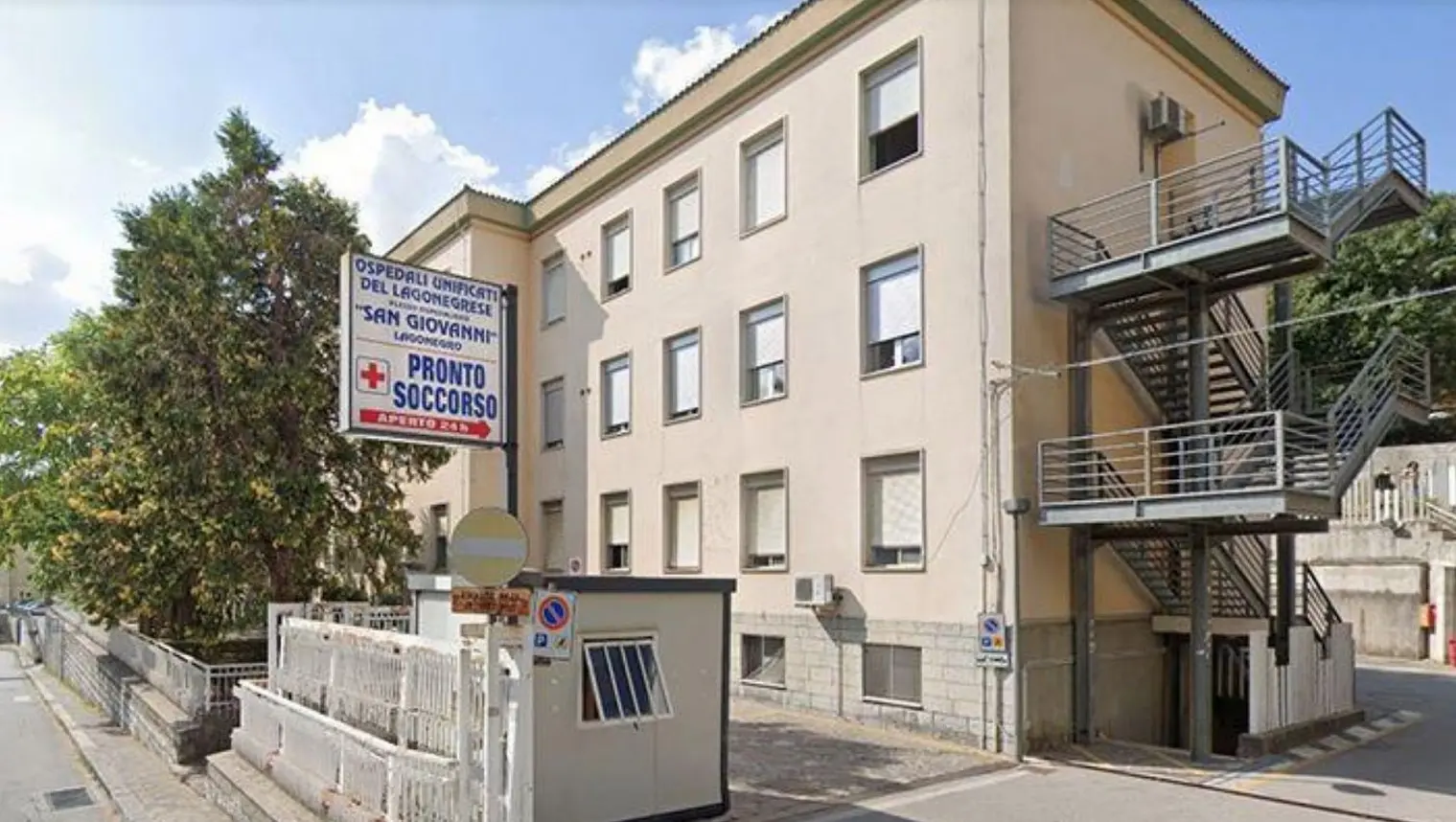 Il corpo della vittima è stato trasportato all'ospedale di Lagonegro