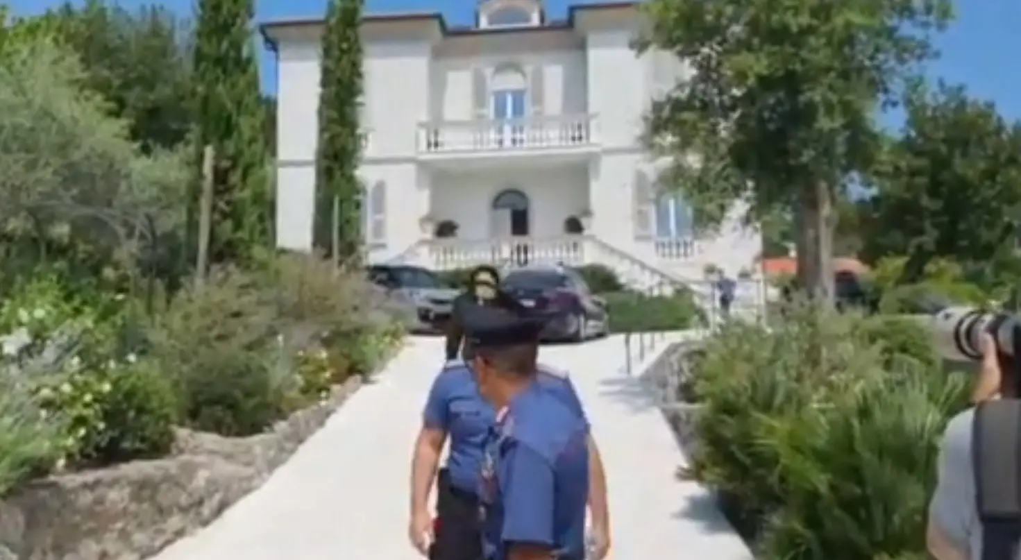 Femminicidio a La Spezia: donna di 54 anni uccisa dall’ex marito nella villa dove lavorava Femminicidio a La Spezia: donna di 54 anni uccisa dall’ex marito nella villa dove lavorava