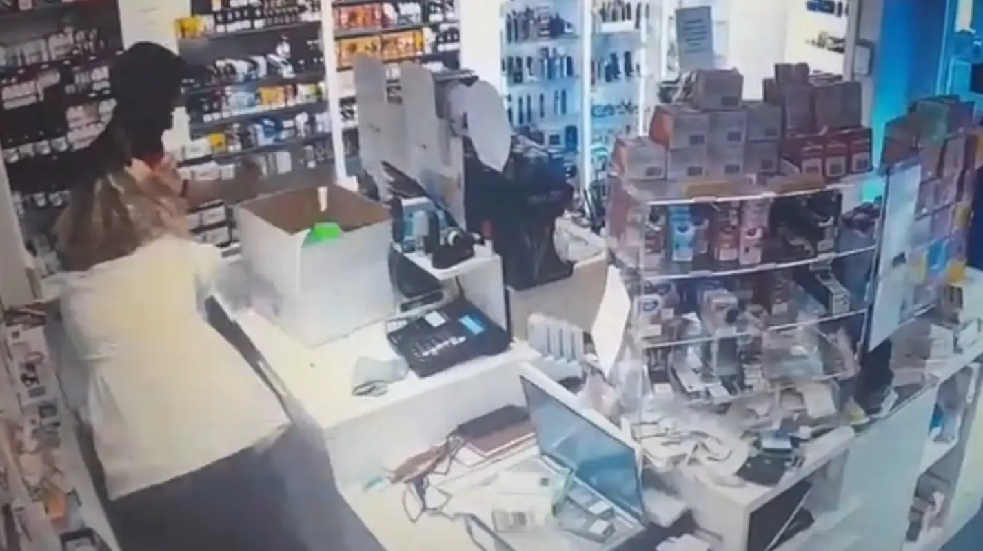 Firenze, negoziante mette in fuga un rapinatore armato di coltello: ‘Non voglio morire per lavorare’ (VIDEO)