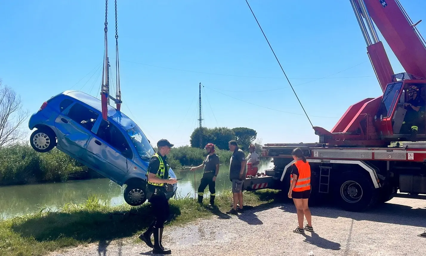 L'auto recuperata nel fiume Sile