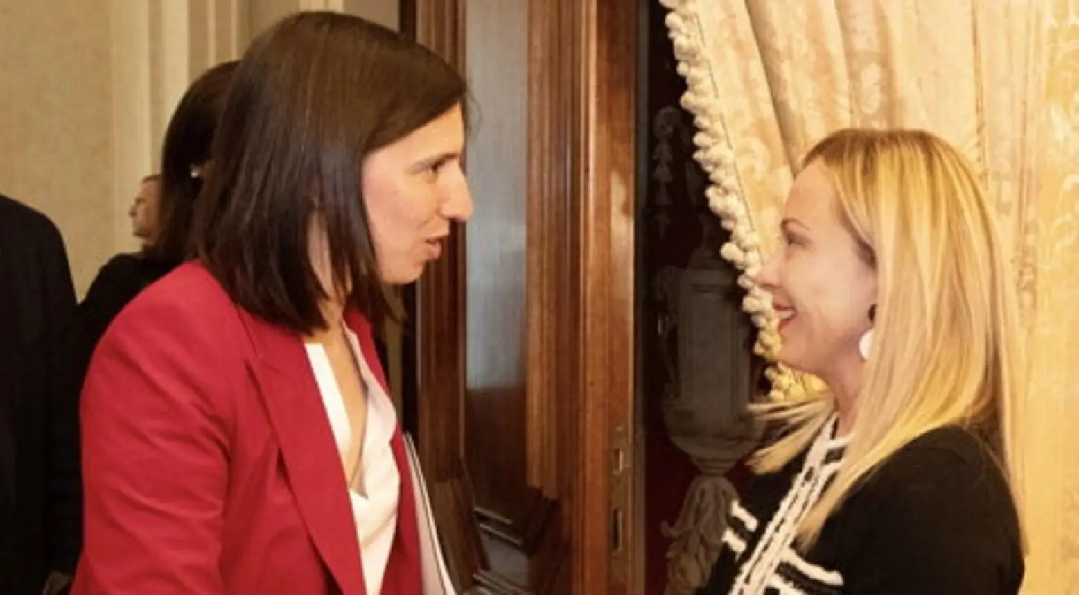 Le foto di Meloni e Schlein sono finite su un sito per adulti