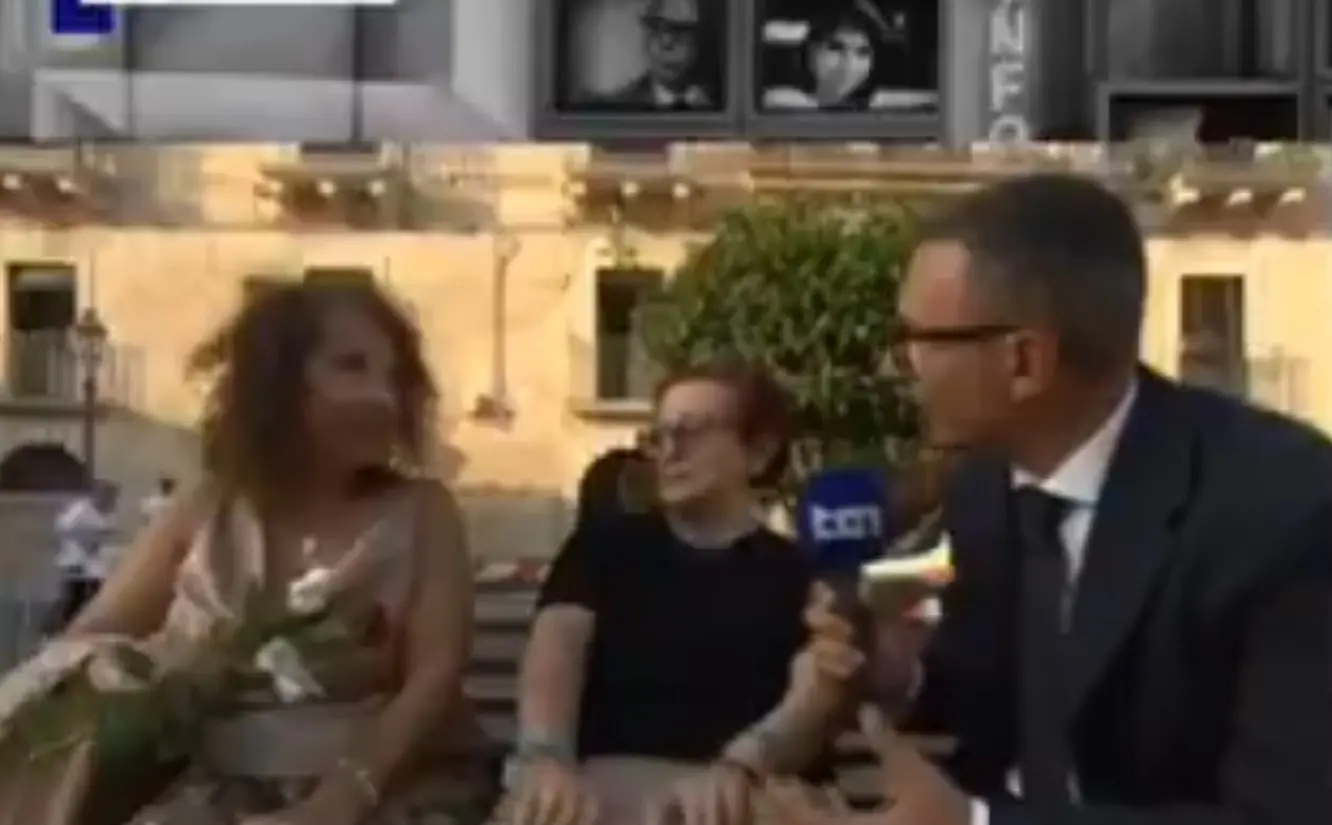 Tg1 in diretta ai funerali di Pippo Baudo, signora sorprende: ‘I fiori? Li ho presi dalle corone’ (VIDEO)