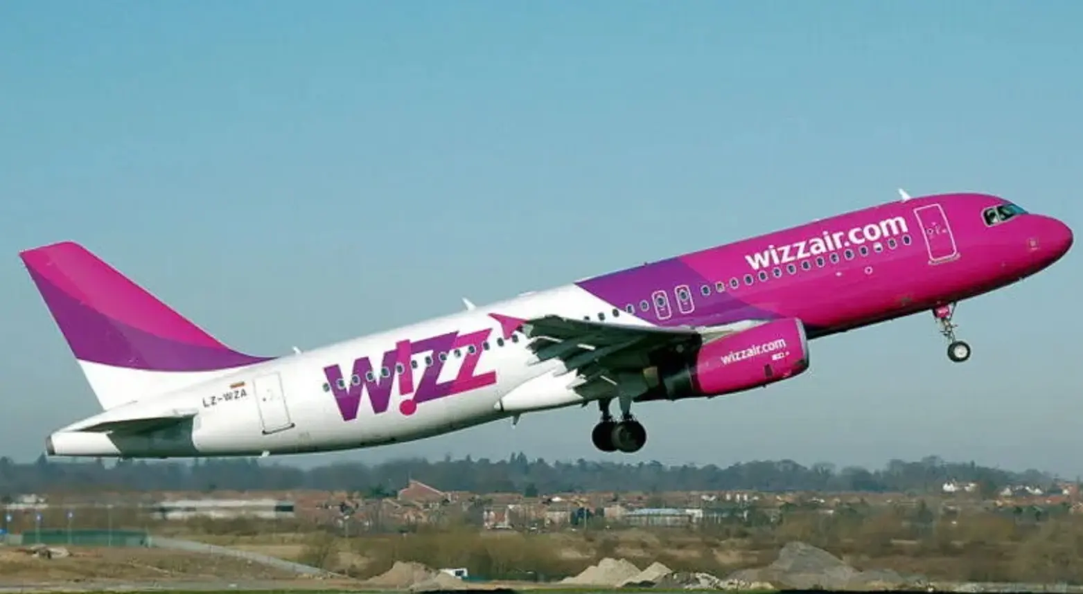 Urla e lacrime a bordo sul volo Wizz Air da Alicante a Roma: atterraggio d’emergenza a Bologna (VIDEO)