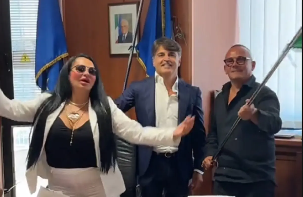 Blitz social in Consiglio regionale di Rita De Crescenzo: Calenda espelle Di Fenza da Azione, lei replica