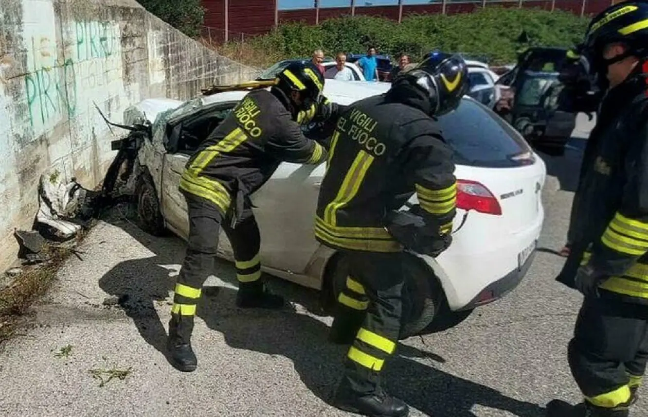 tragedia a fermo stefano casciello si schianta e muore a 34 anni si era trasferito da poco