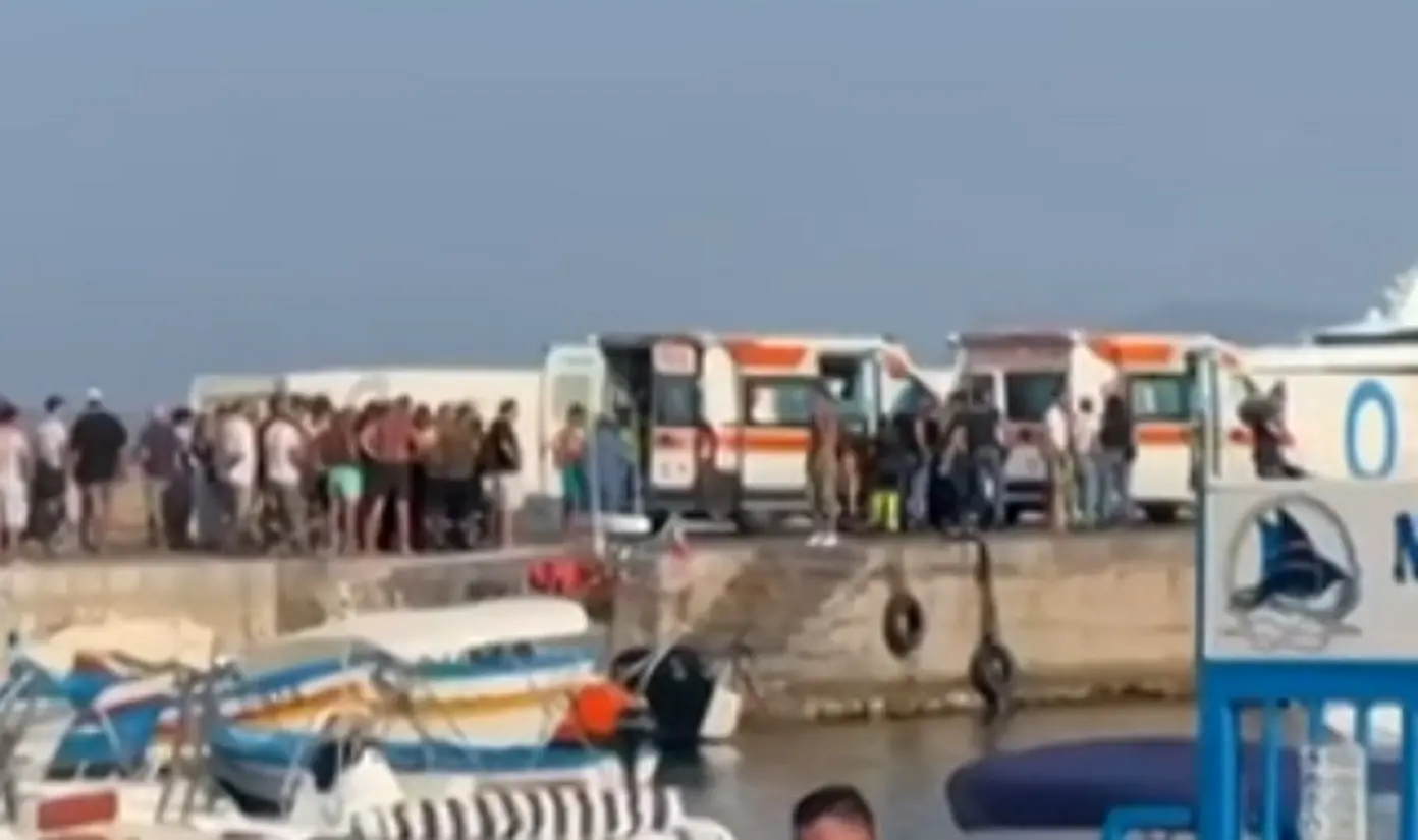 Tragedia a Mondello: il 23enne Simone La Torre colpito e ucciso dall’elica dopo essere scivolato dal gommone Tragedia a Mondello: il 23enne Simone La Torre colpito e ucciso dall’elica dopo essere scivolato dal gommone