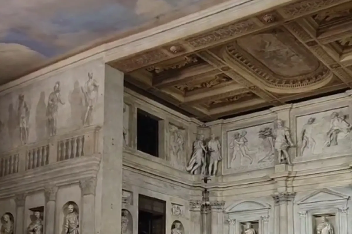 vicenza cede balaustra al teatro olimpico mentre fanno selfie padre e figlio turisti cadono nel vuoto