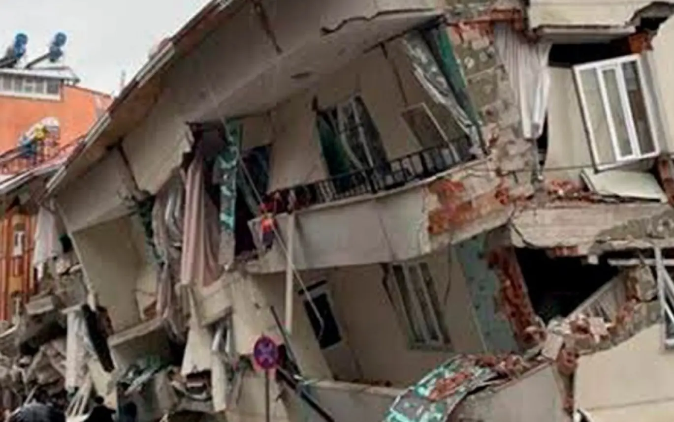 Terremoto di magnitudo 6.1 in Turchia occidentale, danni a Balikesir Terremoto di magnitudo 6.1 in Turchia occidentale, danni a Balikesir