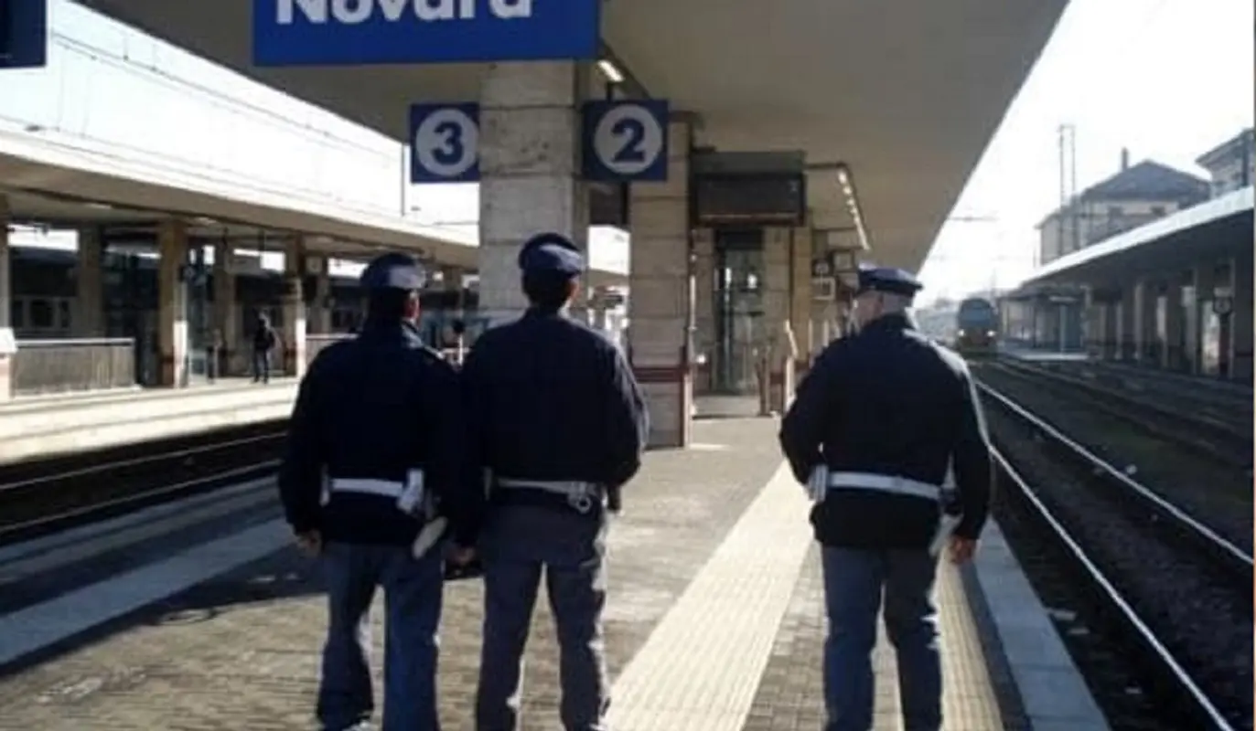 Violentata sul treno Novara Trecate: caccia all’aggressore, la denuncia di una giovane commessa Violentata sul treno Novara Trecate: caccia all’aggressore, la denuncia di una giovane commessa