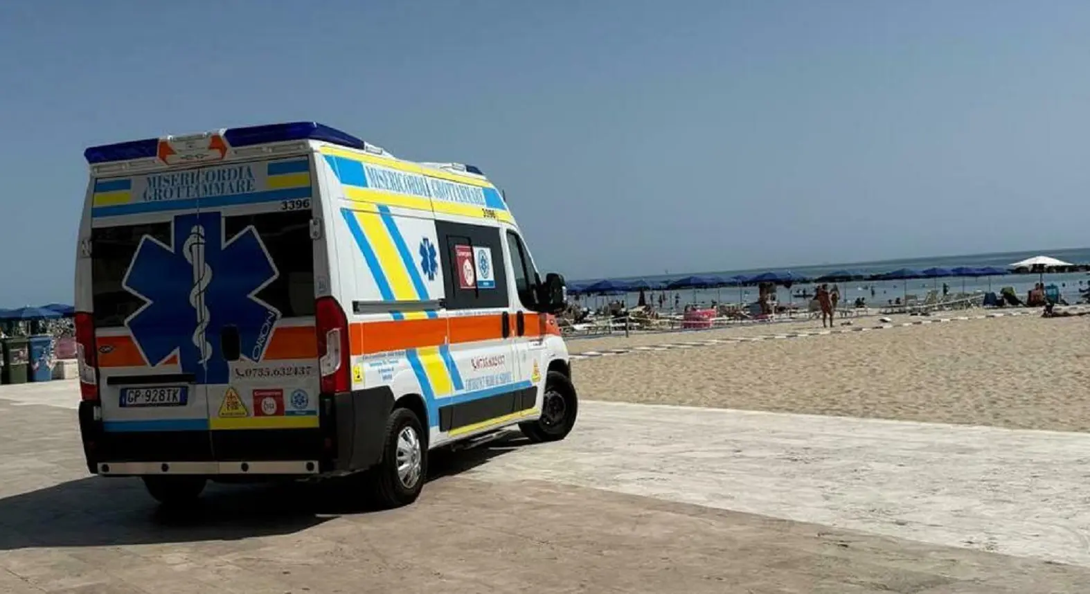 Grottammare, dramma di fine estate: turista di 70 anni muore a mare davanti ai bagnanti Grottammare, dramma di fine estate: turista di 70 anni muore a mare davanti ai bagnanti