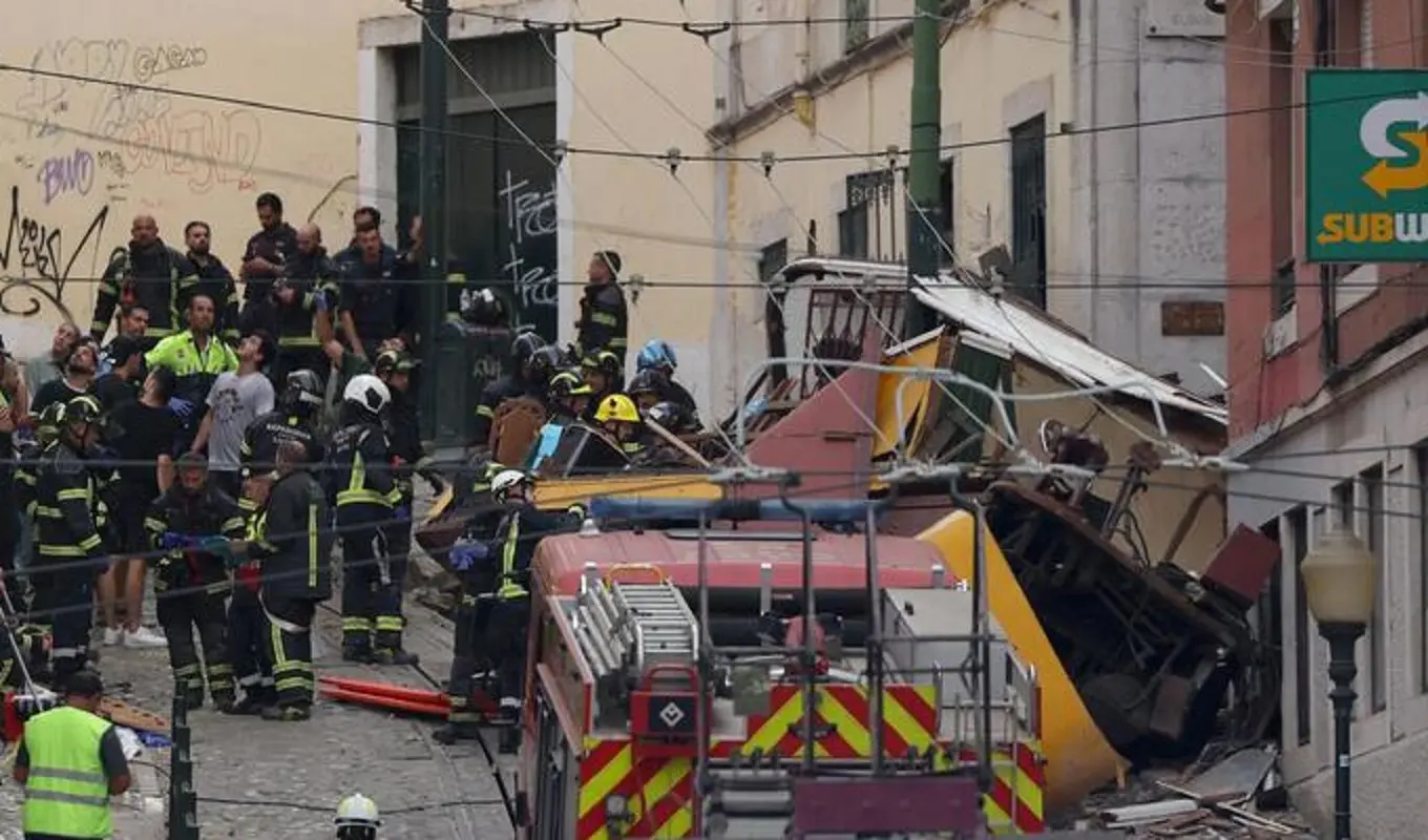 ‘Stavo per salire’, choc a Lisbona: almeno 15 morti nel deragliamento della funicolare Gloria, italiana ferita ‘Stavo per salire’, choc a Lisbona: almeno 15 morti nel deragliamento della funicolare Gloria, italiana ferita