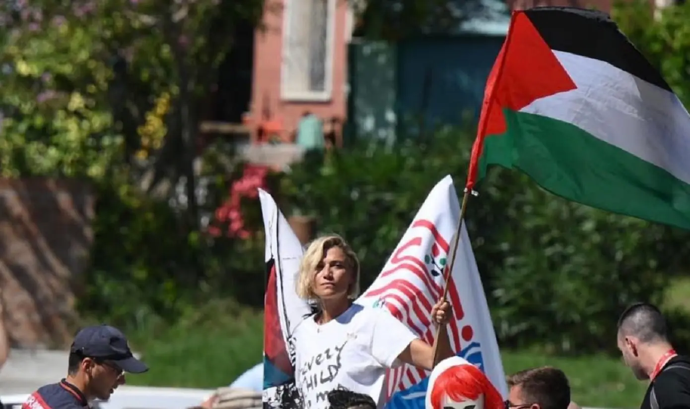Venezia, fermata Anna Foglietta con Laika: sequestrati opera e bandiera palestinese, è bufera Venezia, fermata Anna Foglietta con Laika: sequestrati opera e bandiera palestinese, è bufera