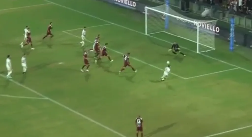 Donnarumma salva sullo schema da calcio piazzato del Cerignola