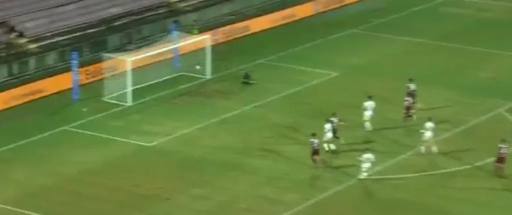 Donnarumma si distende e devia in angolo