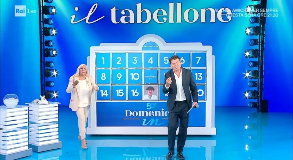 É già scomparso il tabellone nello spazio riservato a Teo Mammucari