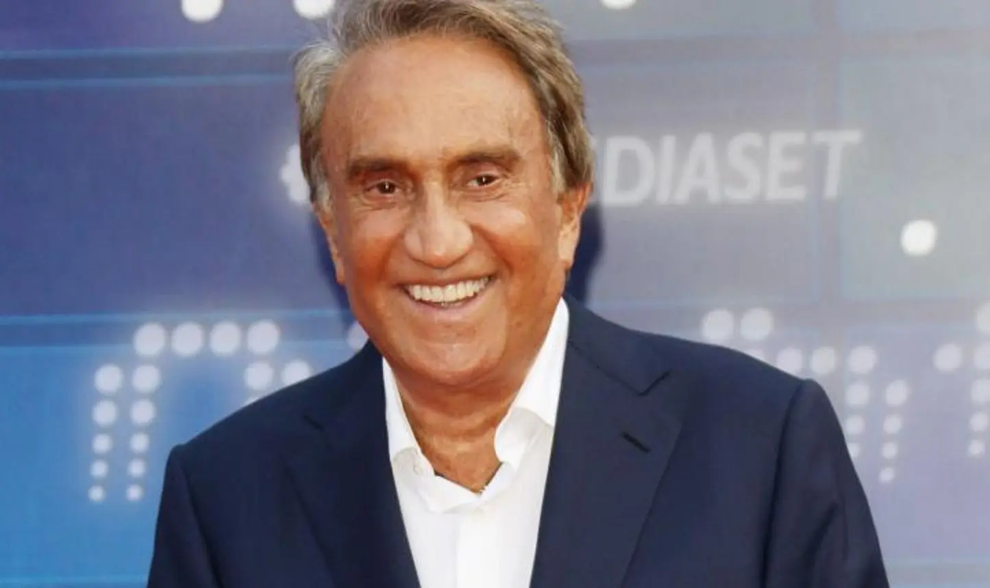 Addio a Emilio Fede: dalla Rai al Tg4: ha segnato la storia della tv italiana tra scoop e scandali