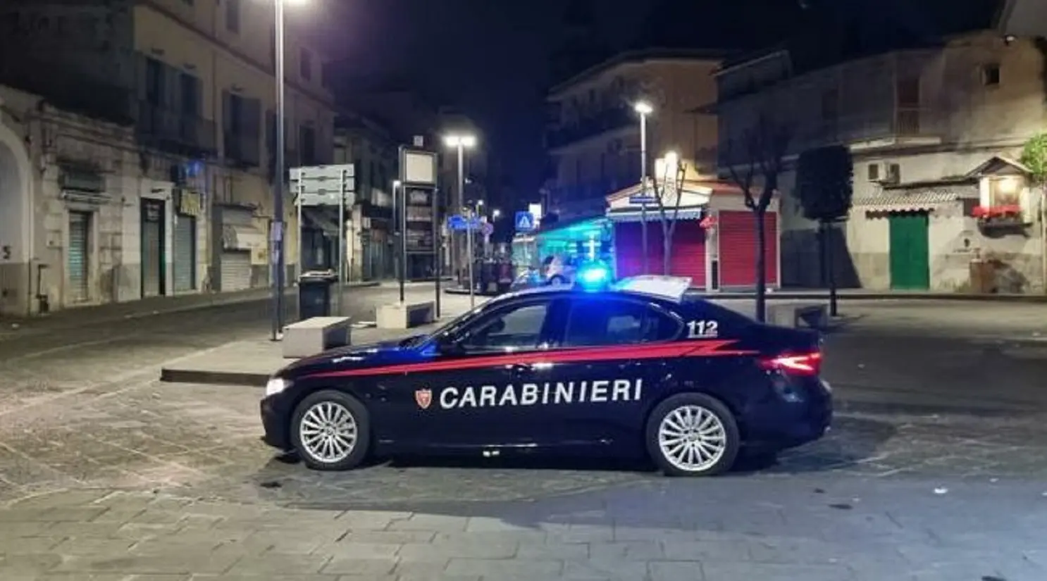 Napoli, orrore a Varcaturo: picchia moglie e figlia gridando “sei grassa e brutta”, arrestato 61enne