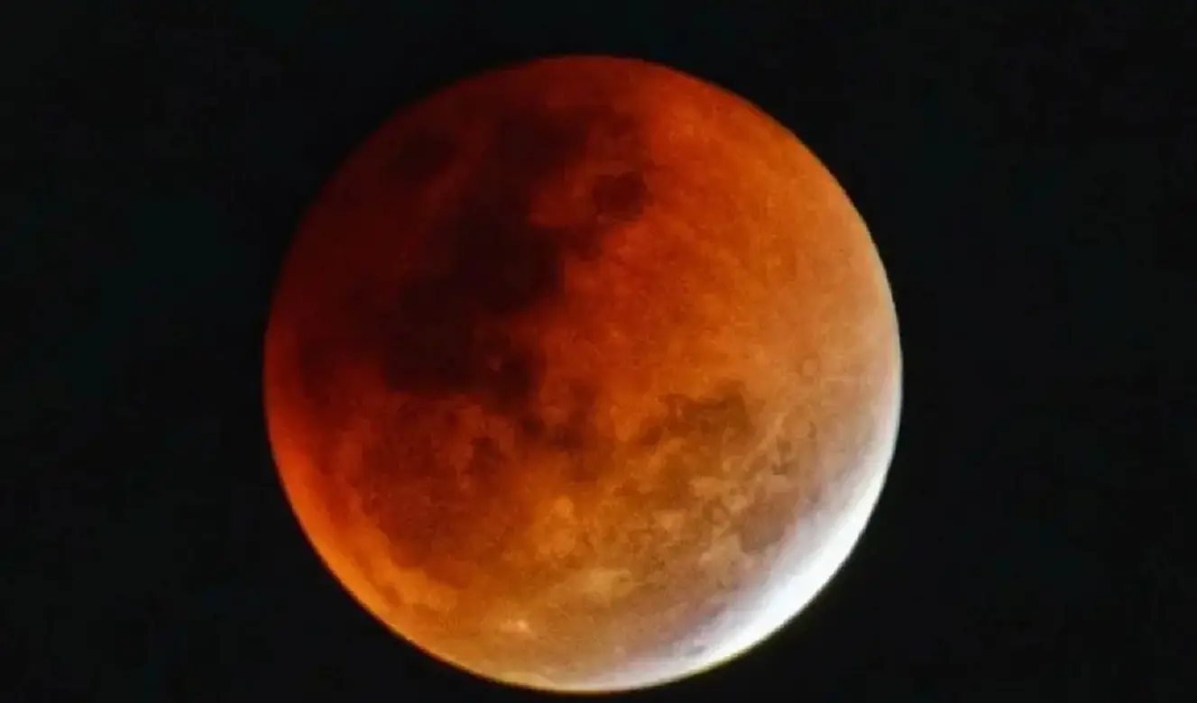 Eclissi totale di Luna 7 settembre 2025: orari, dove vederla, i luoghi migliori e perché sarà rossa Eclissi totale di Luna 7 settembre 2025: orari, dove vederla, i luoghi migliori e perché sarà rossa