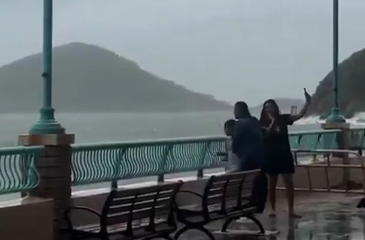 Travolti dalle onde per un selfie: terrore a Hong Kong durante il tifone Ragasa (VIDEO)