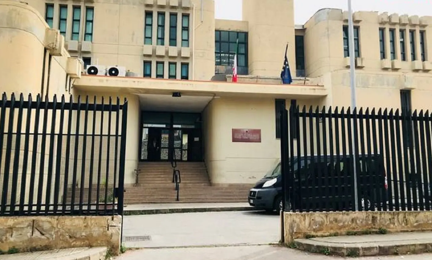 Oristano, arrestato 41enne per abusi sulla figlia 12enne dell’ex moglie: abusi per oltre un anno
