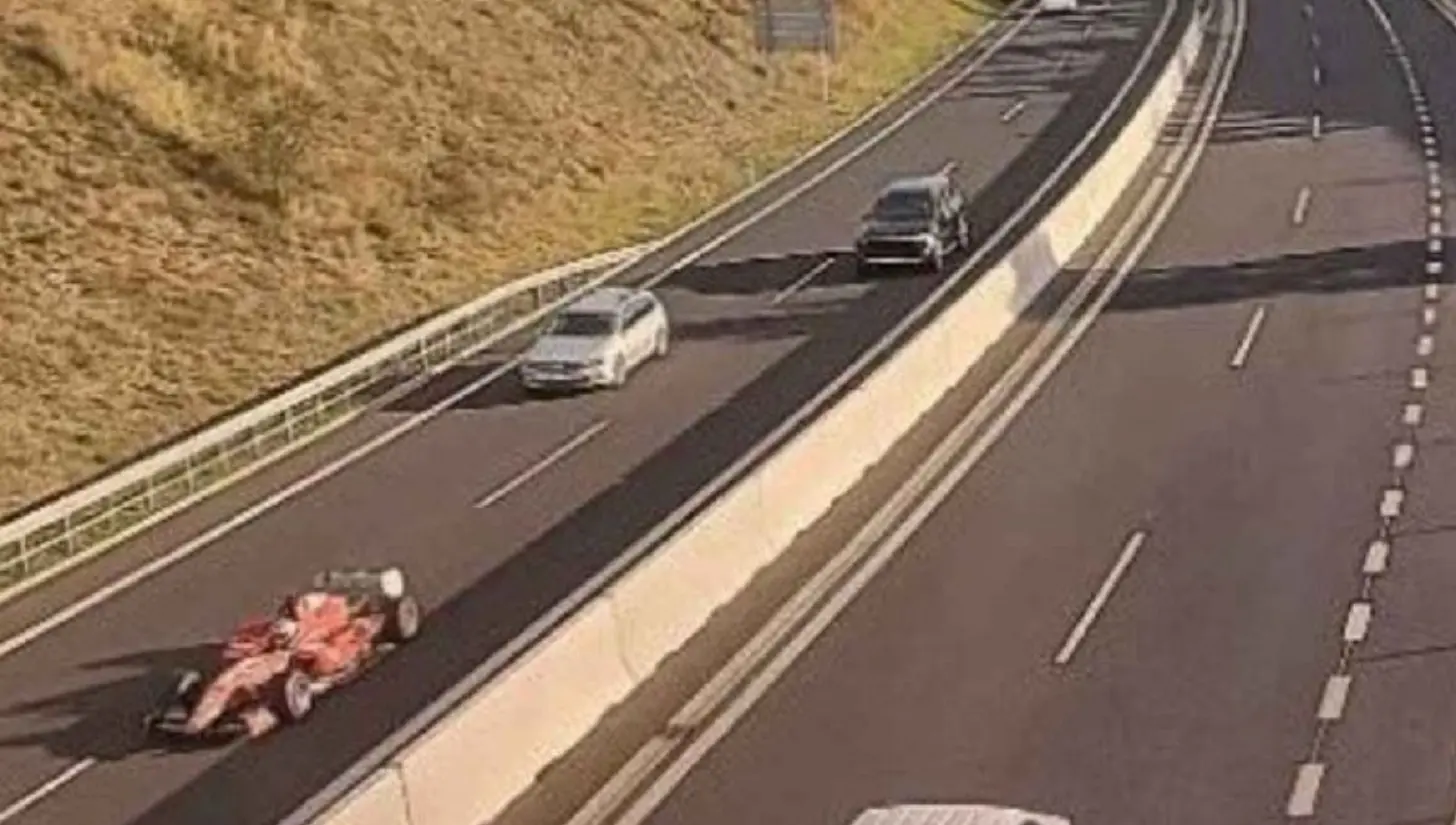 La monoposto simile alla Ferrari sfreccia sull'autostrada in Repubblica Ceca