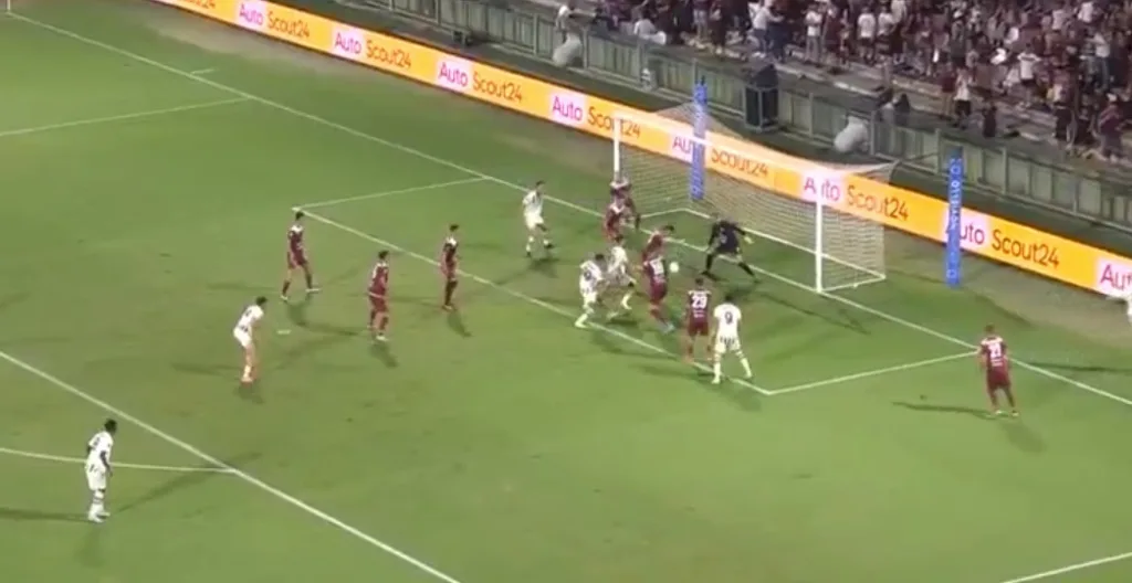 La palla balla davanti alla porta granata, prima salva Donnarumma e poi un difensore granata