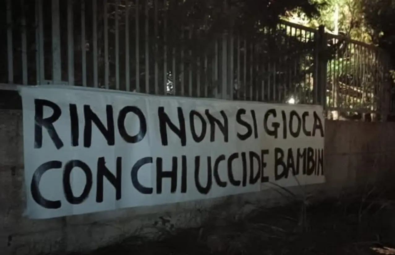 Italia Israele tra calcio e proteste: spalle voltate durante l’inno e striscione contro Gattuso Italia Israele tra calcio e proteste: spalle voltate durante l’inno e striscione contro Gattuso