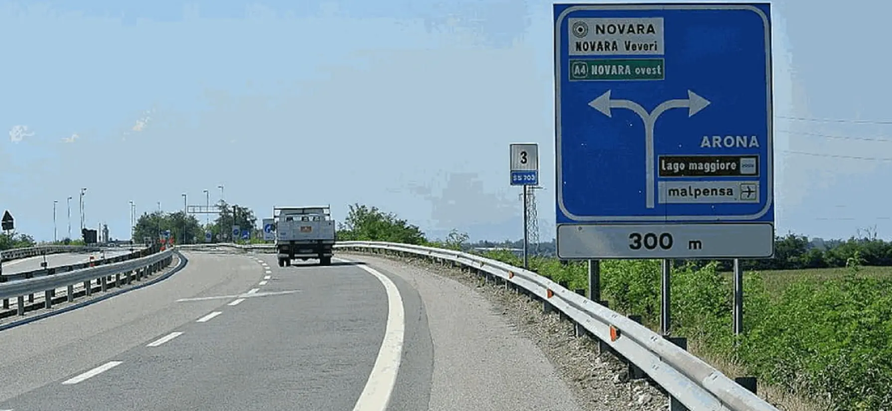 Scende dall’auto in panne: camionista triestino investito e ucciso sull’A4, caccia al pirata della strada