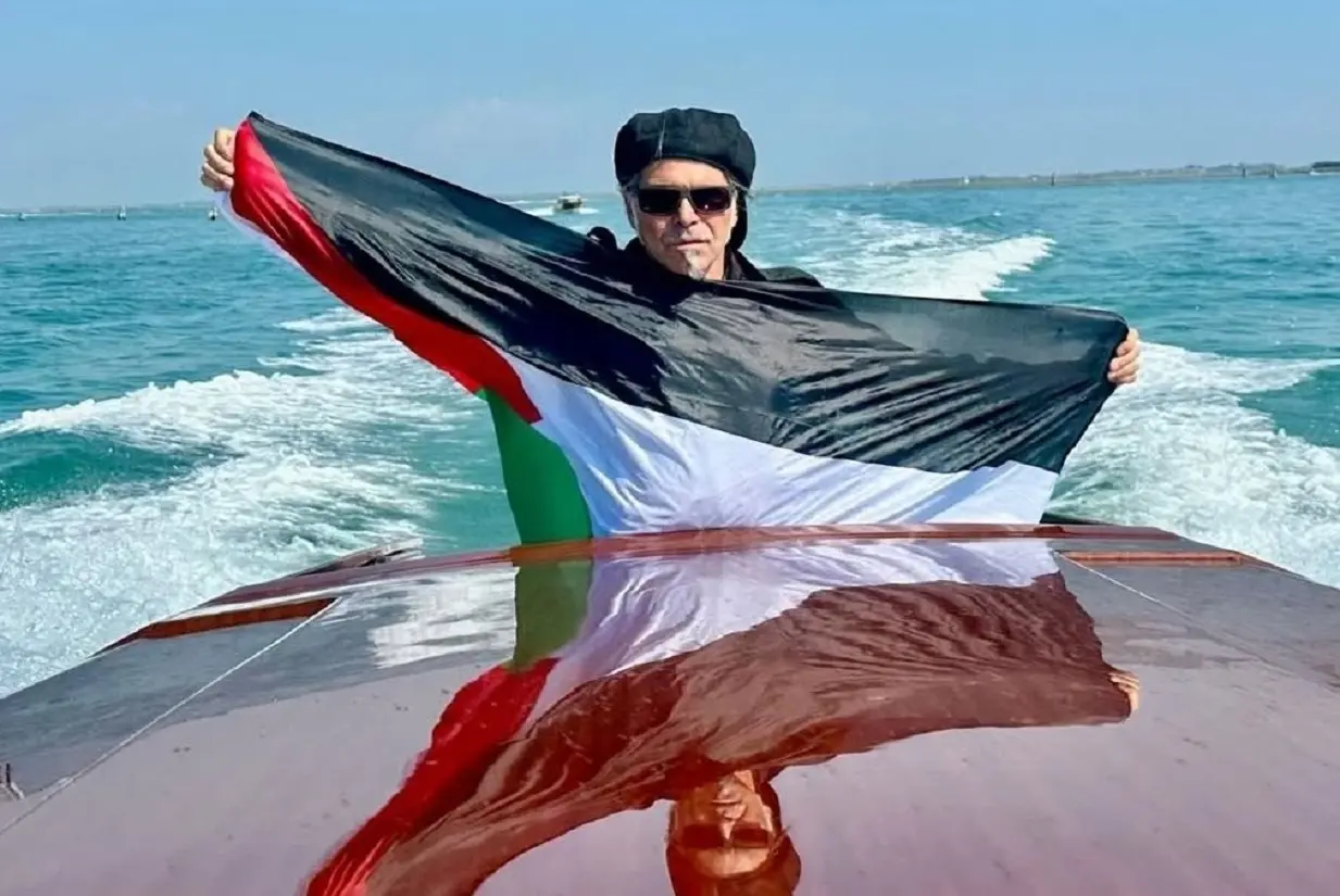 Piero Pelù a Venezia con la bandiera palestinese, stoccata alla premier Meloni: ‘Si indigna solo per le ...