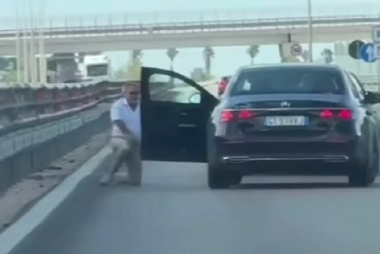 ‘In ginocchio’, rapina choc a Cerignola: Mercedes bloccata e rubata da banda armata (VIDEO)