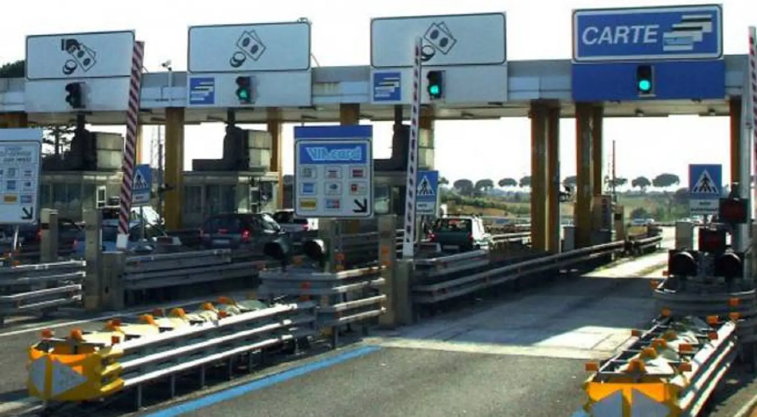 Auto parte senza conducente al casello di Roma Nord, passeggera salvata ‘in corsa: cosa è successo