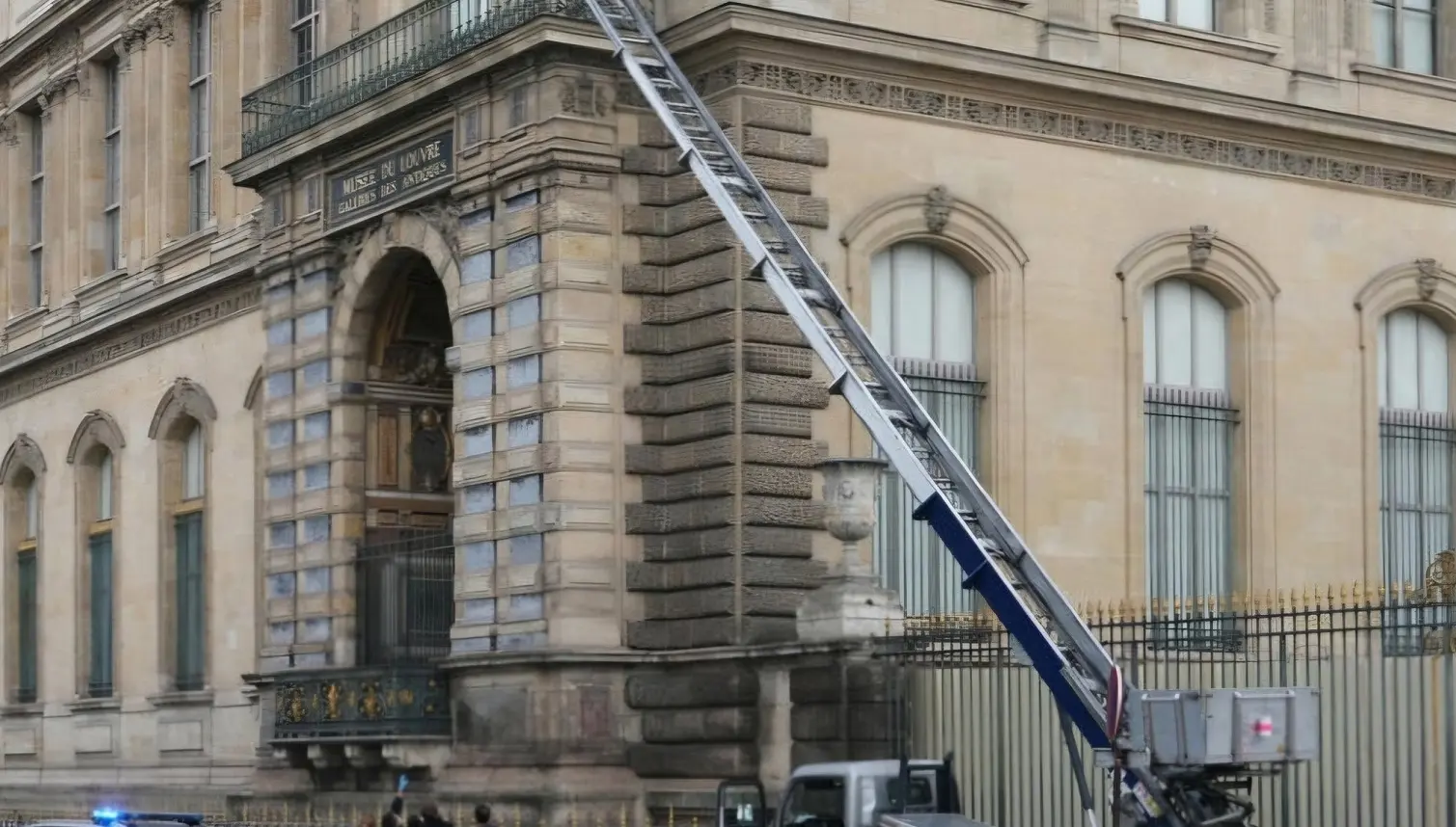 Colpo da film al Louvre, rubati gioielli storici della corona francese: cosa è stato trafugato Colpo da film al Louvre, rubati gioielli storici della corona francese: cosa è stato trafugato