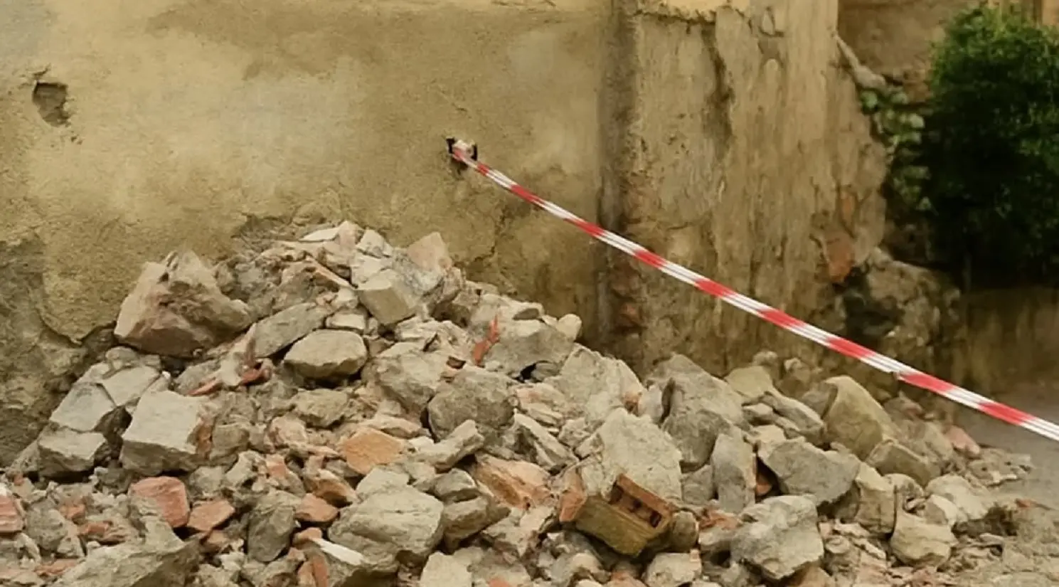 Gioia Tauro, crolla un muro e ferisce tre fratelli: uno trasportato in elisoccorso Gioia Tauro, crolla un muro e ferisce tre fratelli: uno trasportato in elisoccorso