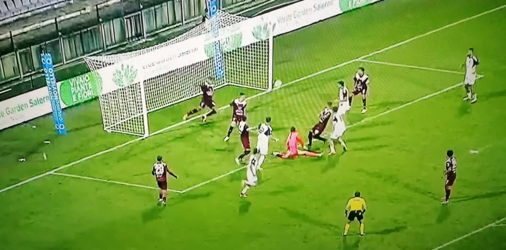 Donnarumma perde il pallone, la difesa granata evita il peggio