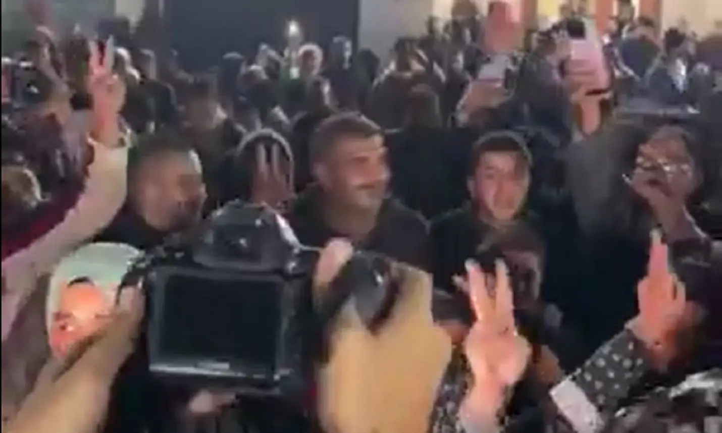 Israele e Hamas firmano la prima fase della pace: ostaggi rilasciati entro lunedì, gioia a Gaza (VIDEO) Israele e Hamas firmano la prima fase della pace: ostaggi rilasciati entro lunedì, gioia a Gaza (VIDEO)