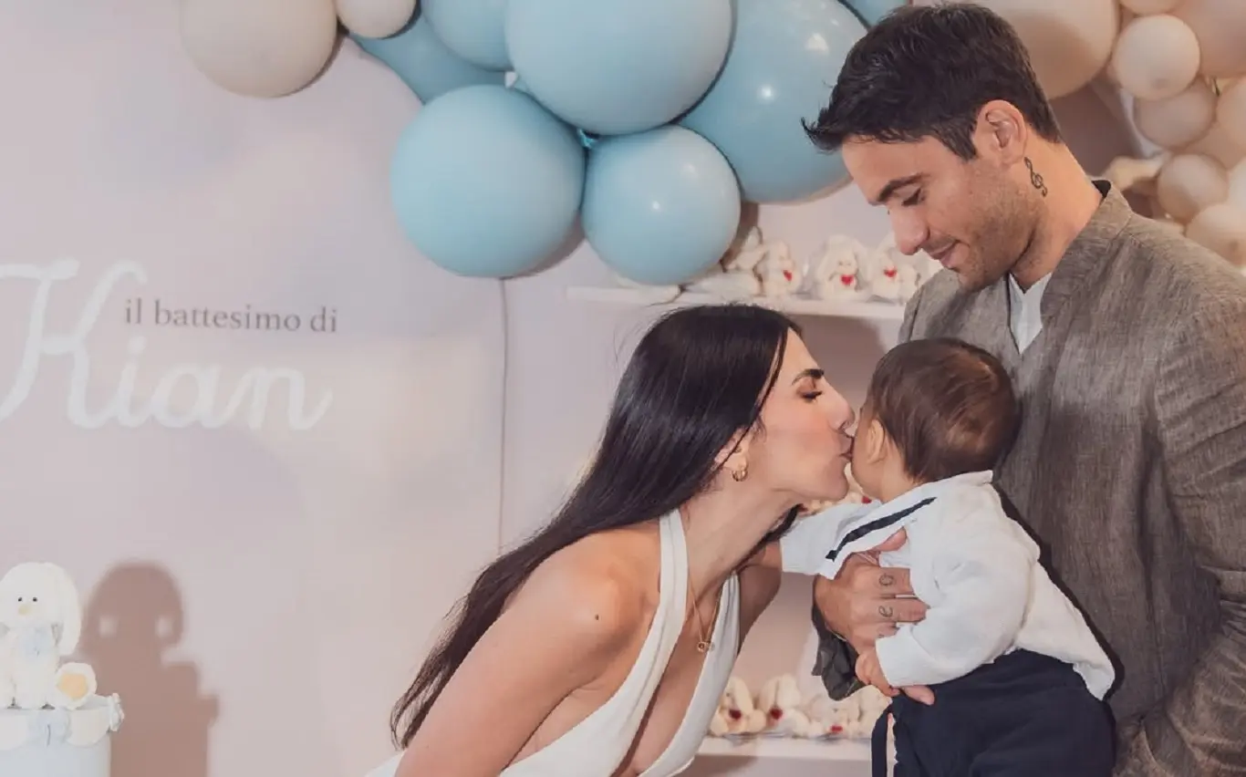 Giulia Salemi e Pierpaolo Pretelli, il battesimo da sogno di Kian: tra fiori d’arancio e ‘dolci’ sospetti