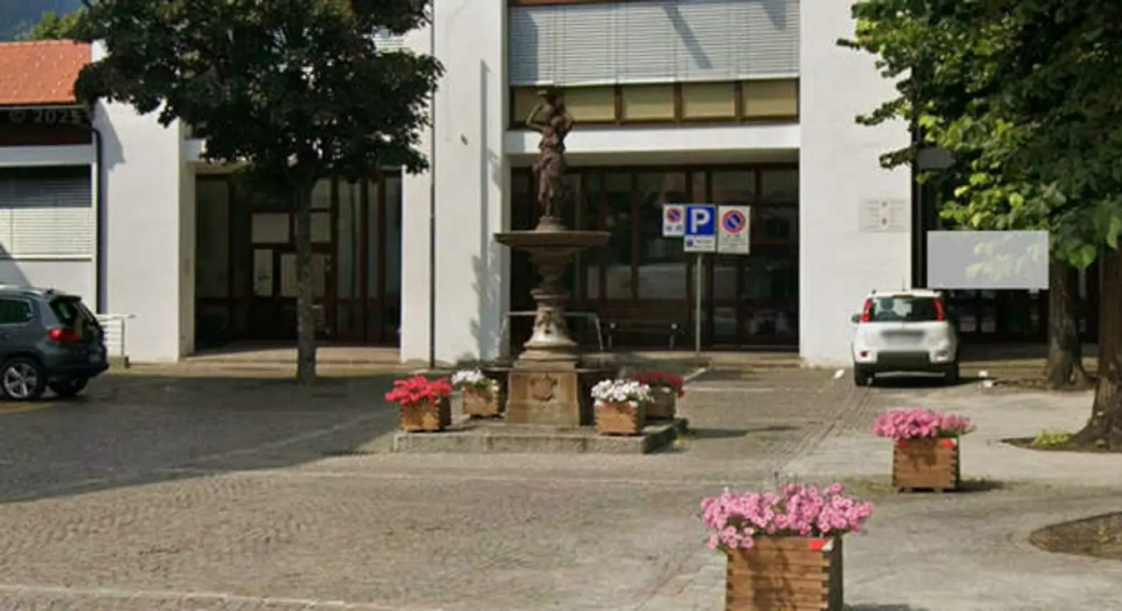 Tragedia a Glorenza, la statua della fontana cede: muore schiacciato il 19enne Leon Moser