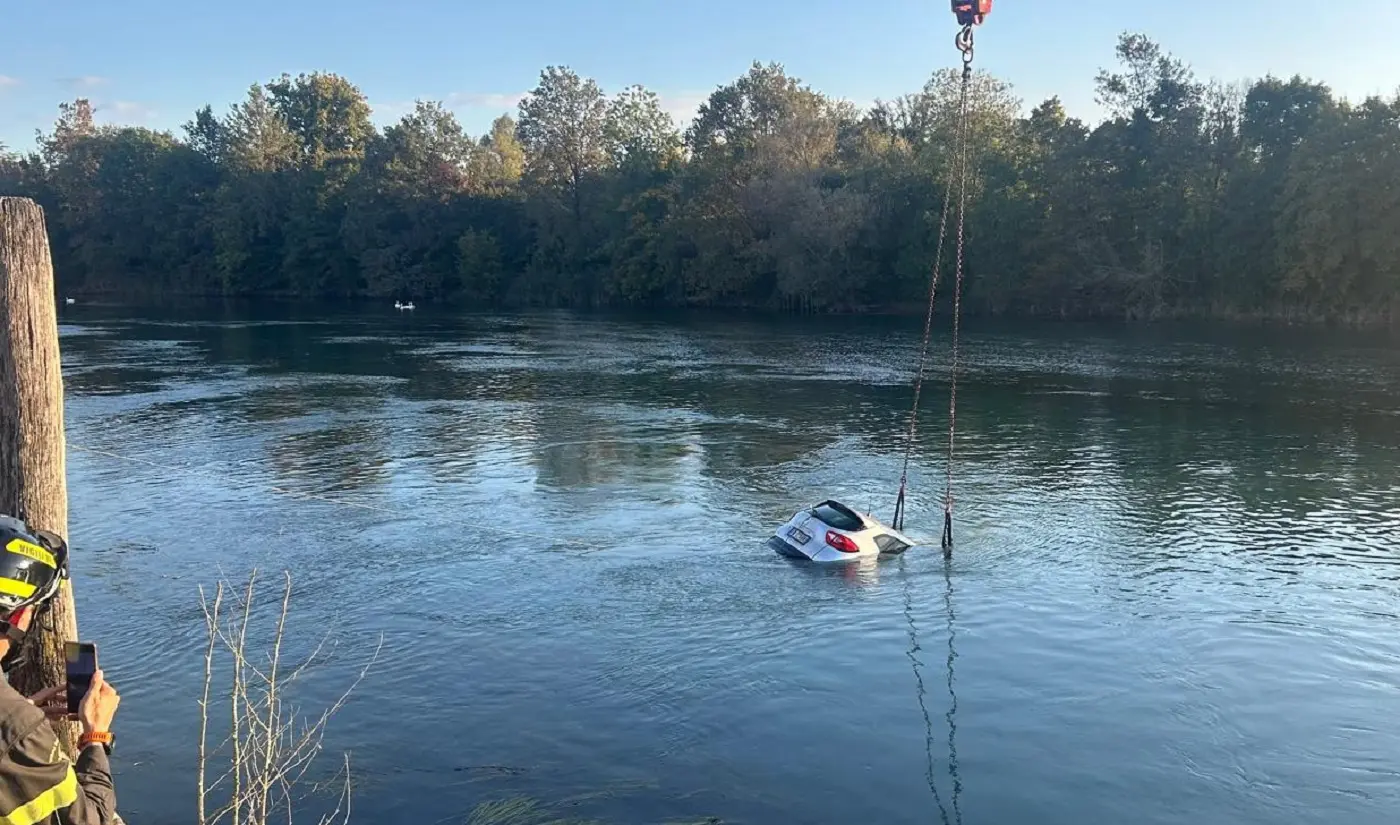 Il momento del recupero dell'auto dal fiume Sile
