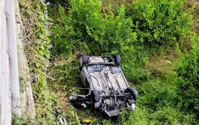 L'auto della 49enne dopo il trafico volo di 10 metri