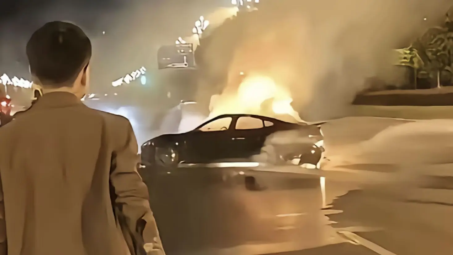 incidente choc a chengdu berlina elettrica xiaomi su7 in fiamme muore il conducente video