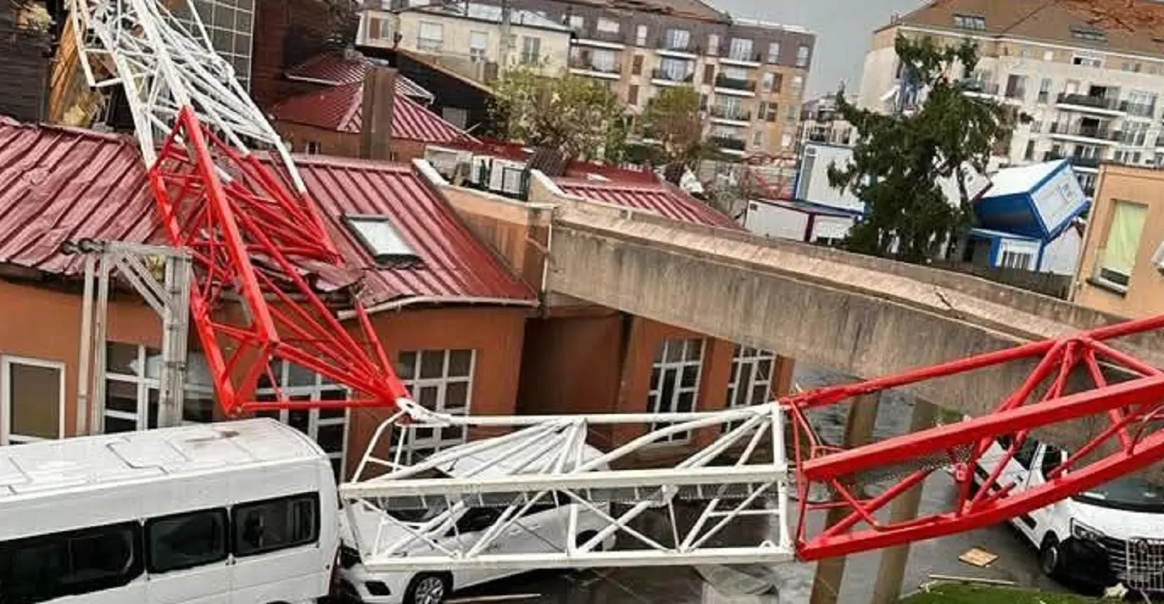 Tornado devastante nel Val d’Oise: crollano tre gru, un morto e quattro feriti gravi a Ermont Tornado devastante nel Val d’Oise: crollano tre gru, un morto e quattro feriti gravi a Ermont