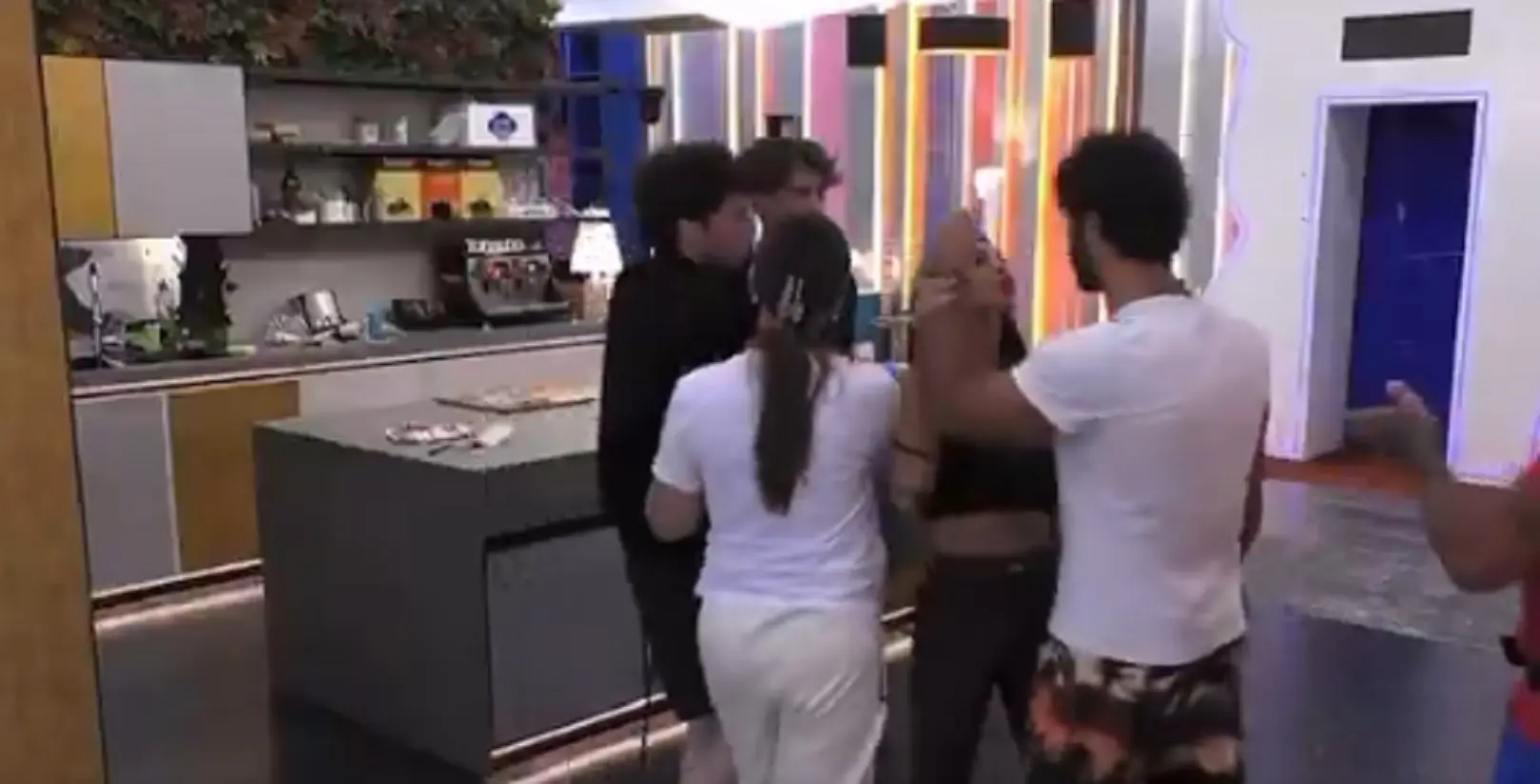 Grande Fratello, rissa sfiorata tra Omer e Jonas dopo l’uscita di Anita: ‘Fammi vedere che uomo sei’