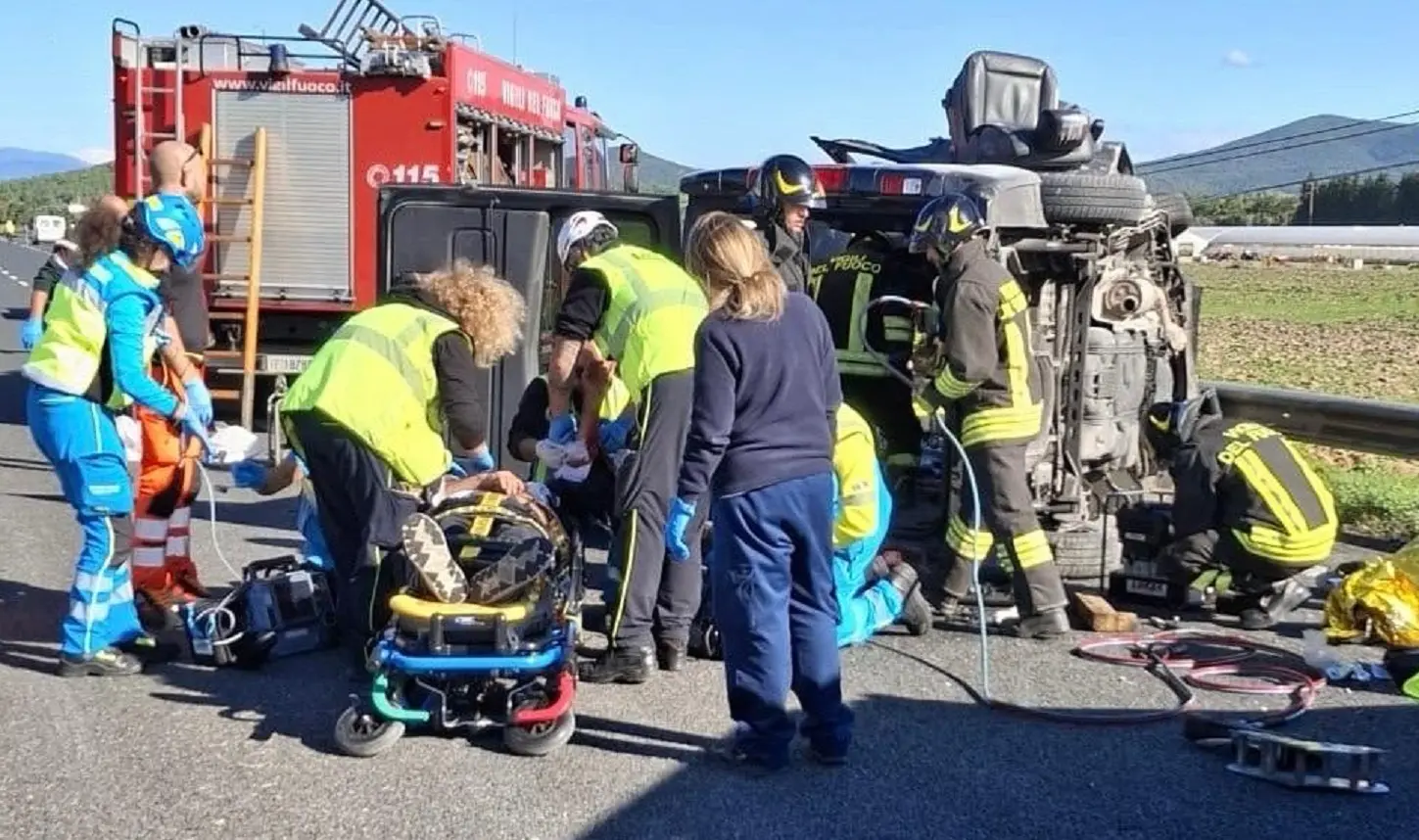 Tragedia sull’Aurelia a Grosseto: tre morti e diversi feriti, tra cui un sedicenne