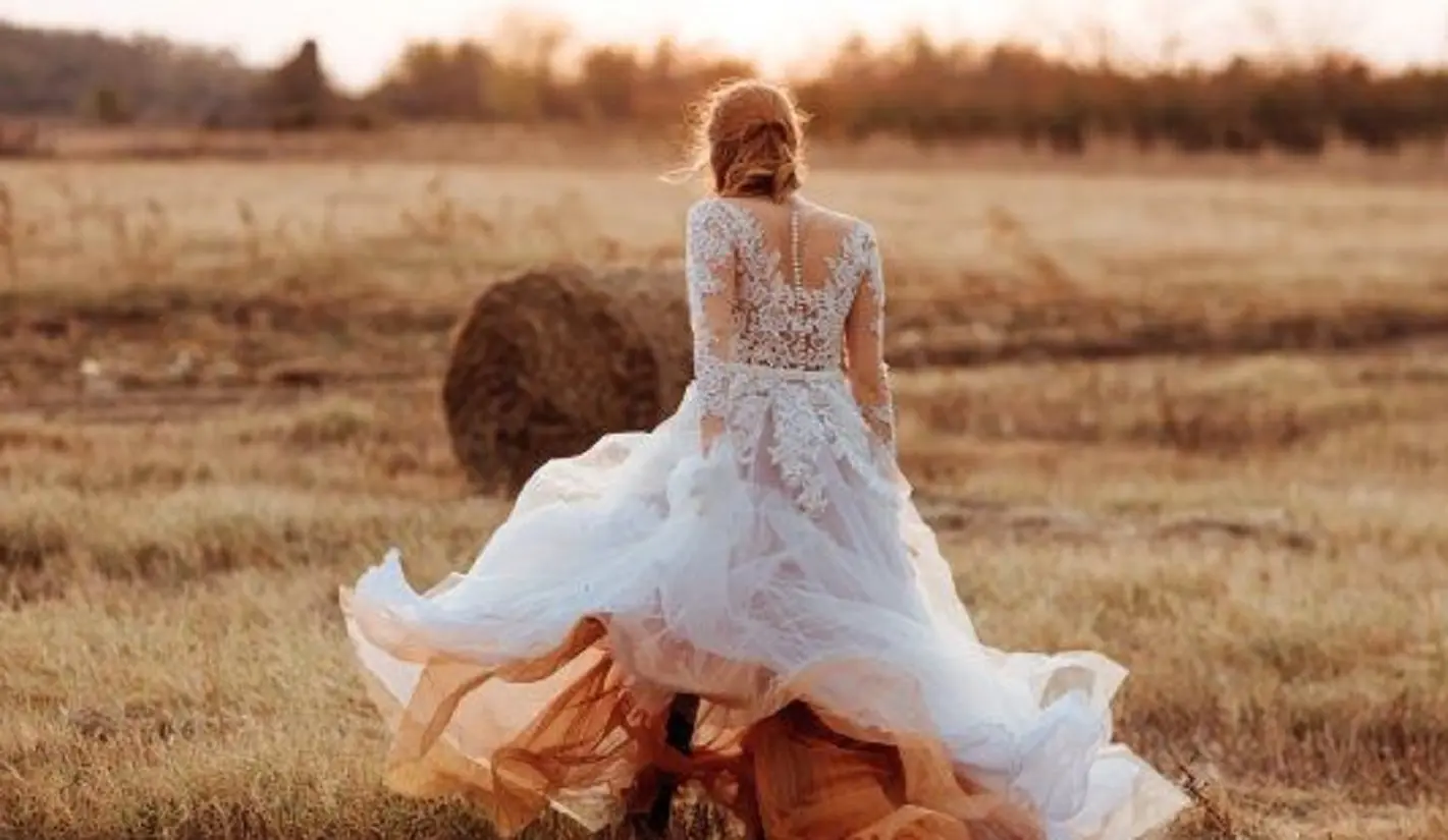 Sposa lo sorprende a letto con una parente durante il ricevimento: nozze scandalo ad Alghero