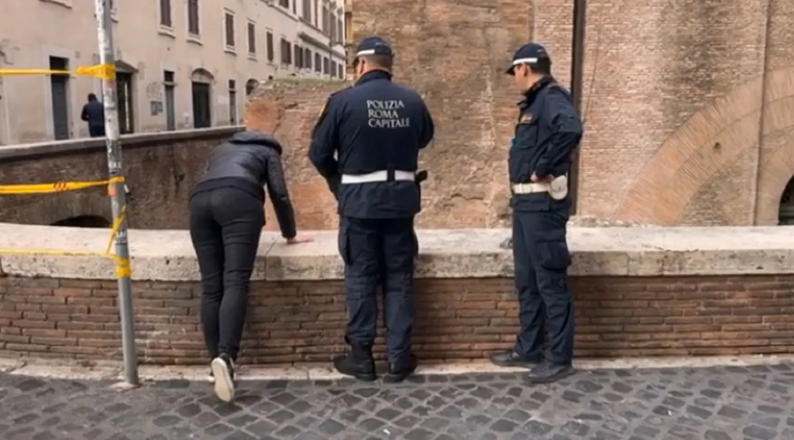 Tragedia nel cuore di Roma: turista giapponese cade nel fossato del Pantheon Tragedia nel cuore di Roma: turista giapponese cade nel fossato del Pantheon