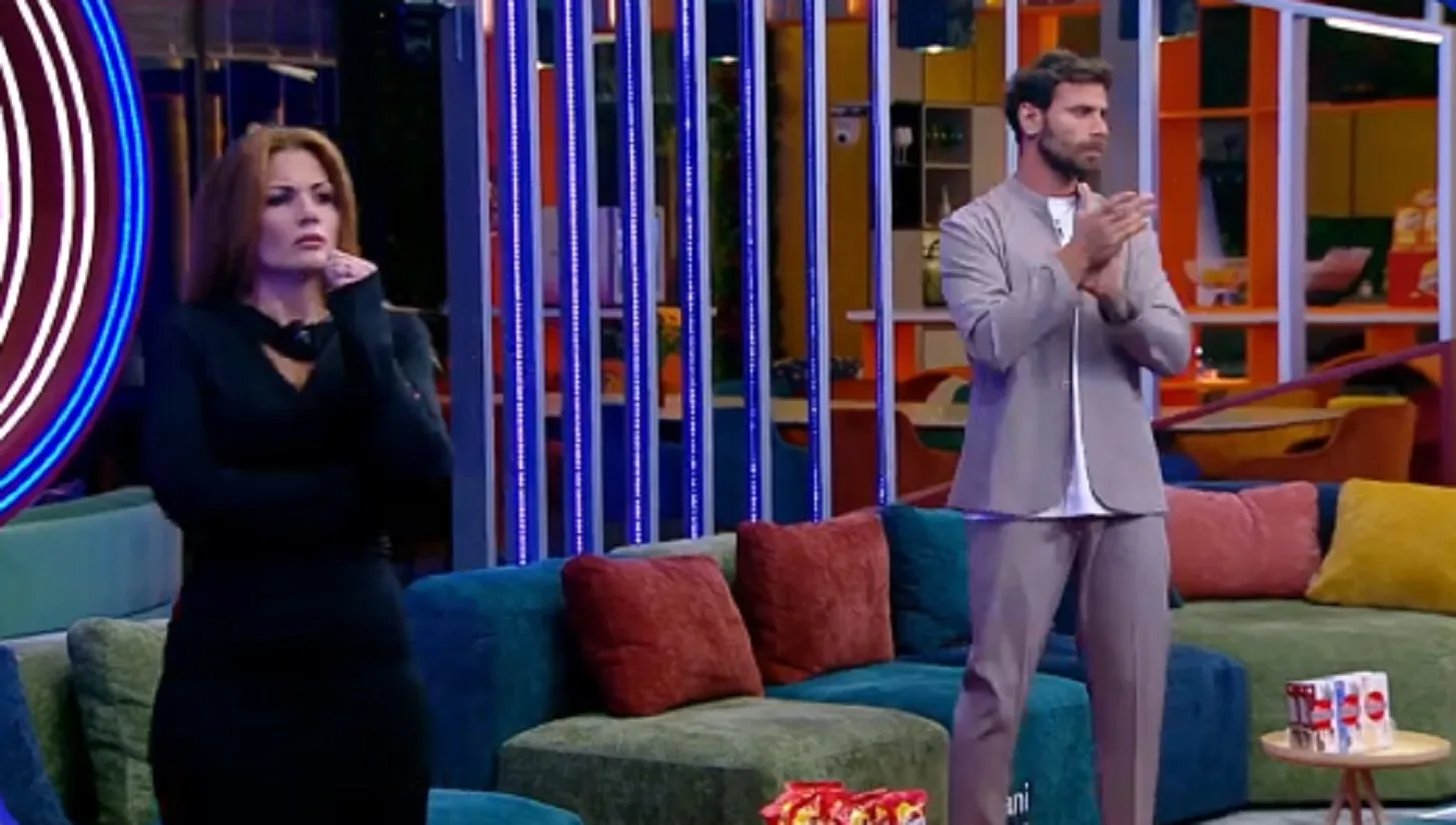 Grande Fratello: urla e accuse tra Valentina e Domenico, poi il bacio che fa infuriare Simona Ventura (VIDEO) Grande Fratello: urla e accuse tra Valentina e Domenico, poi il bacio che fa infuriare Simona Ventura (VIDEO)