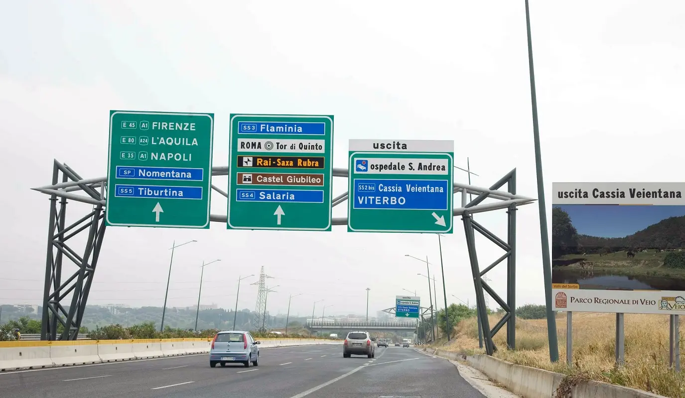 Roma, orrore sul Gra: donna accoltellata, si getta dall’auto in corsa per salvarsi dall’ex